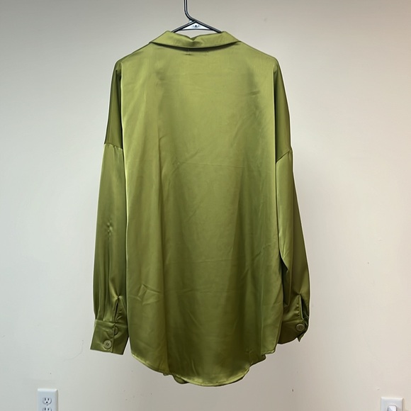 Nasty Gal Green Satin Longline Button-Up Shirt - Picture 3 of 4